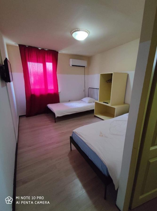 Alfredo Hostel Крайова Екстериор снимка