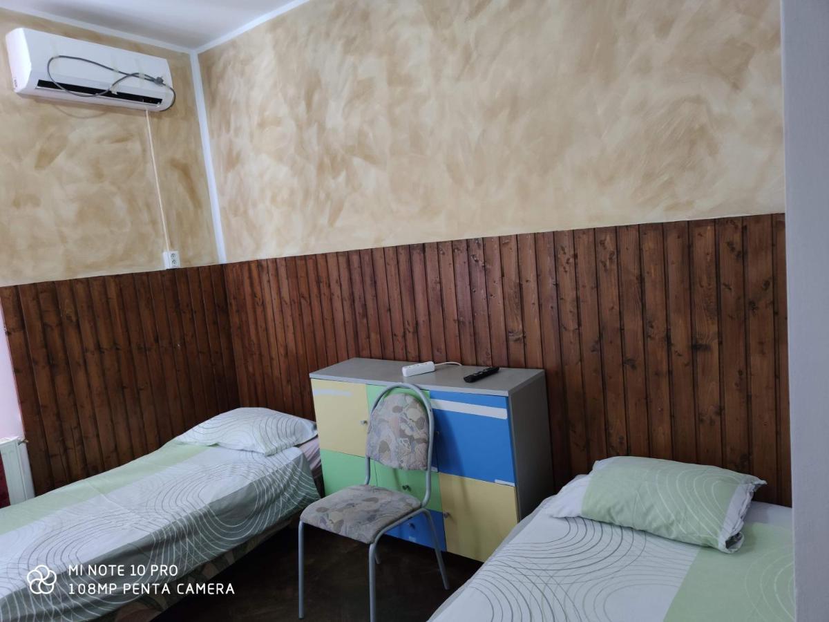 Alfredo Hostel Крайова Екстериор снимка