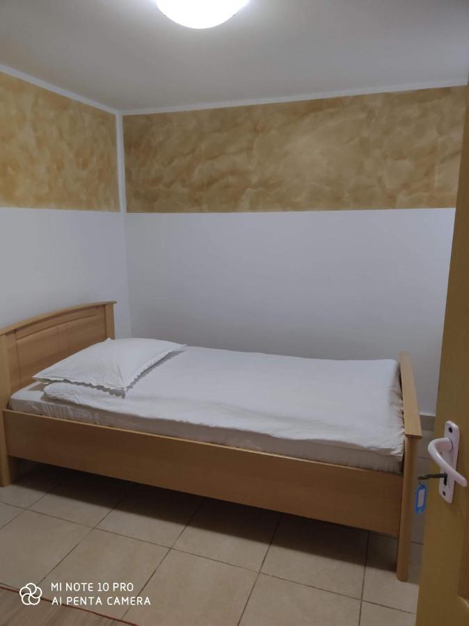 Alfredo Hostel Крайова Екстериор снимка