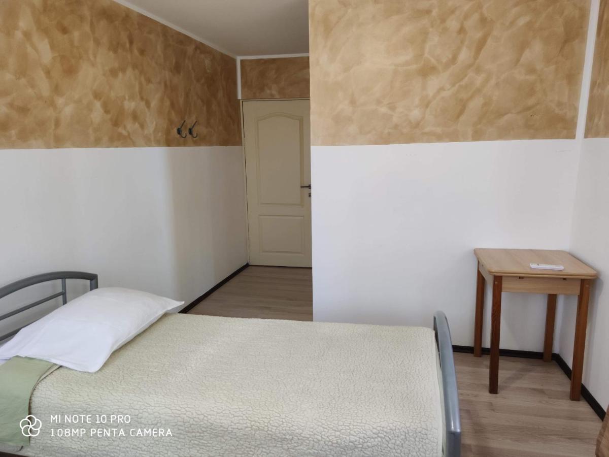 Alfredo Hostel Крайова Екстериор снимка